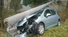 Kuriózna nehoda na Považí: Na auto spadol elektrický stĺp