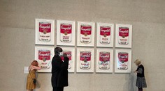 Útoky klimatických aktivistov sa v uplynulých týždňoch stupňujú. Tentoraz sa prilepili o dielo Andyho Warhola