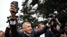 Babiš dorazil do centrály s reproduktorom v ruke. Púšťal si známu pesničku