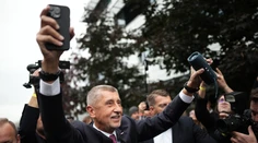 Babiš dorazil do centrály s reproduktorom v ruke. Púšťal si známu pesničku