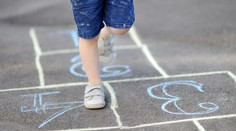 Na detskom ihrisku niekto nastražil lanko, takmer sa na ňom obesilo dievčatko (5)