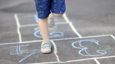 Na detskom ihrisku niekto nastražil lanko, takmer sa na ňom obesilo dievčatko (5)