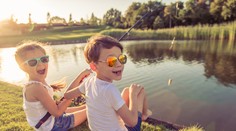 Slnečné okuliare pre deti: Kedy škodia a kedy sú prospešné?