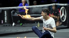 Laver Cup: Duel Tsitsipasa a Schwartzmana narušil demonštrant s ohňom, skoro mu zhorela ruka