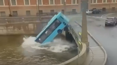 VIDEO: Obrovské nešťastie v Petrohrade. Do rieky sa zrútil autobus plný ľudí, hlásia obete