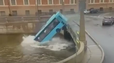 VIDEO: Obrovské nešťastie v Petrohrade. Do rieky sa zrútil autobus plný ľudí, hlásia obete