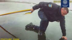 VIDEO: Dramatická záchrana na Ukrajine. Pod ľuďmi sa zlomil ľad, ratovali ich policajti