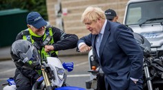 Británia spomalí uvoľňovanie koronavírusových opatrení. Počet nakazených opäť stúpa