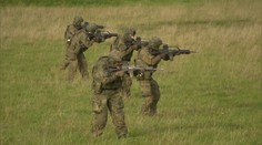 Pred 20 rokmi ju sužovala vojna, dnes neistota. Európska krajina sa vracia k povinnej službe, výcvik zahŕňa aj drony