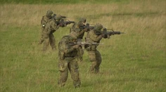 Pred 20 rokmi ju sužovala vojna, dnes neistota. Európska krajina sa vracia k povinnej službe, výcvik zahŕňa aj drony