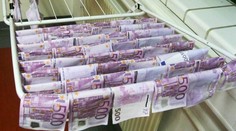 FOTO: Pozrite sa, ako policajti sušili 100-tisíc eur z Dunaja