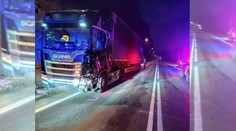 Tragická nehoda na strednom Slovensku. Chodec (†51) kráčal po strede cesty, zrazil ho kamión