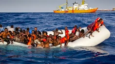Sedem mŕtvych a 500 zachránených po prevrátení lode s migrantmi