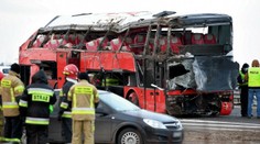 Nočná tragédia v Poľsku: Autobus prerazil zvodidlá a skončil v priekope. Zomrelo päť ľudí