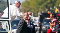 Dievčatko (5) prekĺzlo cez zátarasy a postavilo sa pápežovi do cesty