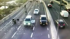 VIDEO: Z auta lupičov vyletela taška plná peňazí, na diaľnici spôsobila chaos