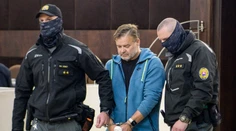 Dědeček po nehode tvrdil, že vypil dva rumy. Neskôr sa vraj spoluväzňovi priznal, že vypil celú fľašu. Prokurátor podal obžalobu