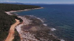 Ekokatastrofa v obľúbenom chorvátskom rezorte: Dlhý pás pobrežia pokryla ropná škrvna