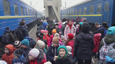 Dieťa, ktoré príde na Slovensko bez sprievodu, musí ísť do opatery. Rodina či známi sa k nemu dostávajú zložito