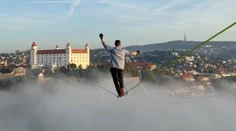 Nad Bratislavou balansuje vo výške 100 metrov. Estónec chce na lane prekonať svetový rekord