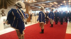 V parlamente nastúpila Čestná stráž, chráni štátne symboly