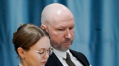 Obývačka, posilňovňa či tri andulky mu nestačia. Masový vrah Breivik na súde žiada o zrušenie samotky