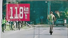 Šialená rýchlosť na kolobežke ho mohla ľahko stáť život. Policajti nevedia, ako muža potrestajú