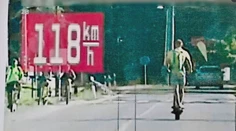 Šialená rýchlosť na kolobežke ho mohla ľahko stáť život. Policajti nevedia, ako muža potrestajú
