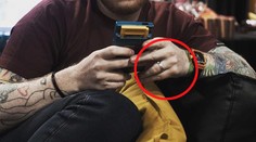 Slávny spevák sa prekecol. Na ruke už nosí obrúčku