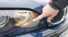 Vodičovi poškodil štrk z posýpacieho auta kapotu aj svetlá, poisťovňa sa mu otočila chrbtom