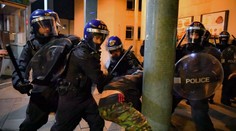 Premiér odsúdil nepokoje v Bristole. Protest prerástol do násilia, polícia zatkla 10 ľudí