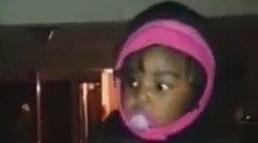 Podarené video. Dievčatko po prvýkrát uvidí otcove identické dvojča