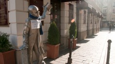 Kto za tým je? Významné bratislavské sochy niekto "vyzdobil"