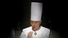 S "pápežom francúzskej gastronómie" sa prišlo rozlúčiť 1500 šéfkuchárov