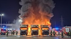 Hasiči zasahujú pri požiari troch nákladných vozidiel v Michalovciach