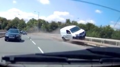 Kuriózna dopravná nehoda: Auto sa desiatky metrov kĺzalo po zvodidle a zábradlí