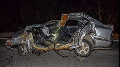 FOTO: Vodič pri Nižnej Hutke vyletel z cesty a narazil do stromu, zábery zničeného auta sú desivé