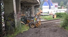 Zbúrajú starý, nový most postavia až o rok. Vodiči si musia zvykať na obchádzky medzi Kysucami a Žilinou