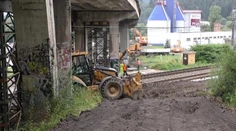 Zbúrajú starý, nový most postavia až o rok. Vodiči si musia zvykať na obchádzky medzi Kysucami a Žilinou