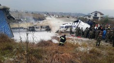 Lietadlo pri pristávaní spadlo do pola v Nepále a začalo horieť