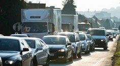 Pri Auparku v Bratislave sa zrazil kamión s autom, vodiči hlásia rozsiahle kolóny