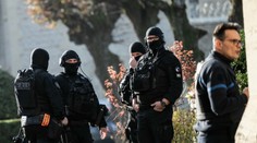 Dvaja muži utiekli z väzenia pomocou posteľnej bielizne. Polícia po nich pátra