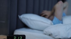 Chcete spať, no mozog vám to nedovolí. S problémom prvej noci sa stretol každý, vedci majú vysvetlenie