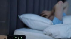 Chcete spať, no mozog vám to nedovolí. S problémom prvej noci sa stretol každý, vedci majú vysvetlenie