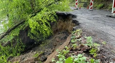 Po silnom daždi voda odtrhla časť cesty. Ľudia z okresu Poltár stratili spojenie s Horehroním
