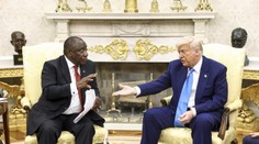 Po úvodných zdvorilostiach prišiel útok. Trump stlmil svetlá a pustil prezidentovi JAR šokujúce video