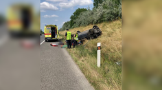 Hrozivo vyzerajúca nehoda na D2. Auto zišlo z diaľnice a prevrátilo sa