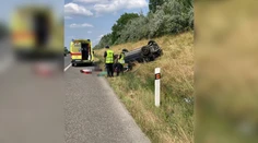 Hrozivo vyzerajúca nehoda na D2. Auto zišlo z diaľnice a prevrátilo sa