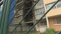 Požiar v Karlovej Vsi má dohru. Obvinili muža, ktorý pre oheň skákal z balkóna bytovky