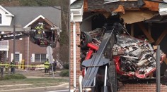Porsche vyletelo do vzduchu a zdemolovalo rodinný dom, posádka bola na mieste mŕtva